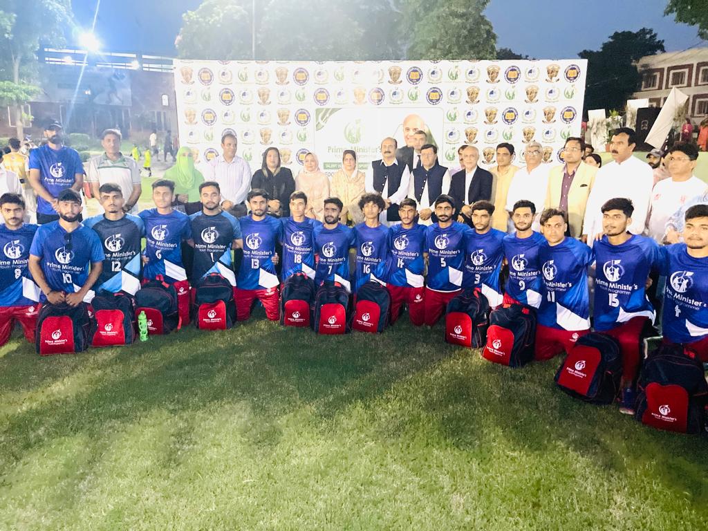 The inauguration ceremony of Prime Minister's Football Provincial League (Men and Women) was held at The University of Veterinary and Animal Sciences, Lahore. In which the youth showed great enthusiasm. Former minister Rana Mashhood was also present on the occasion.